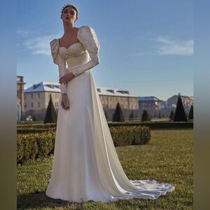 Never worn Pronovias Donatella Wedding dress size 10.